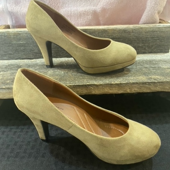 Tan Suede Pumps Size 6.5 - Picture 1 of 12